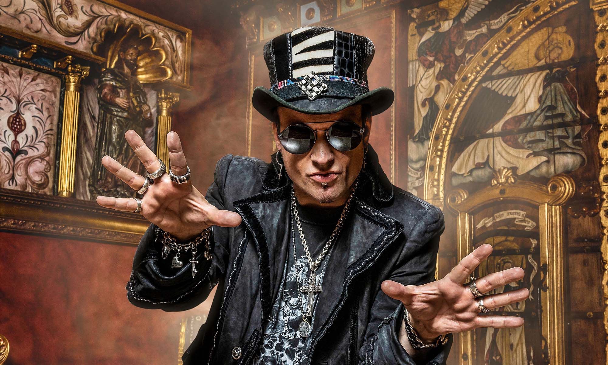 Tobias Sammet, Bandleader des All-Star-Rockprojekts Avantasia, mit Zylinder und Sonnenbrille