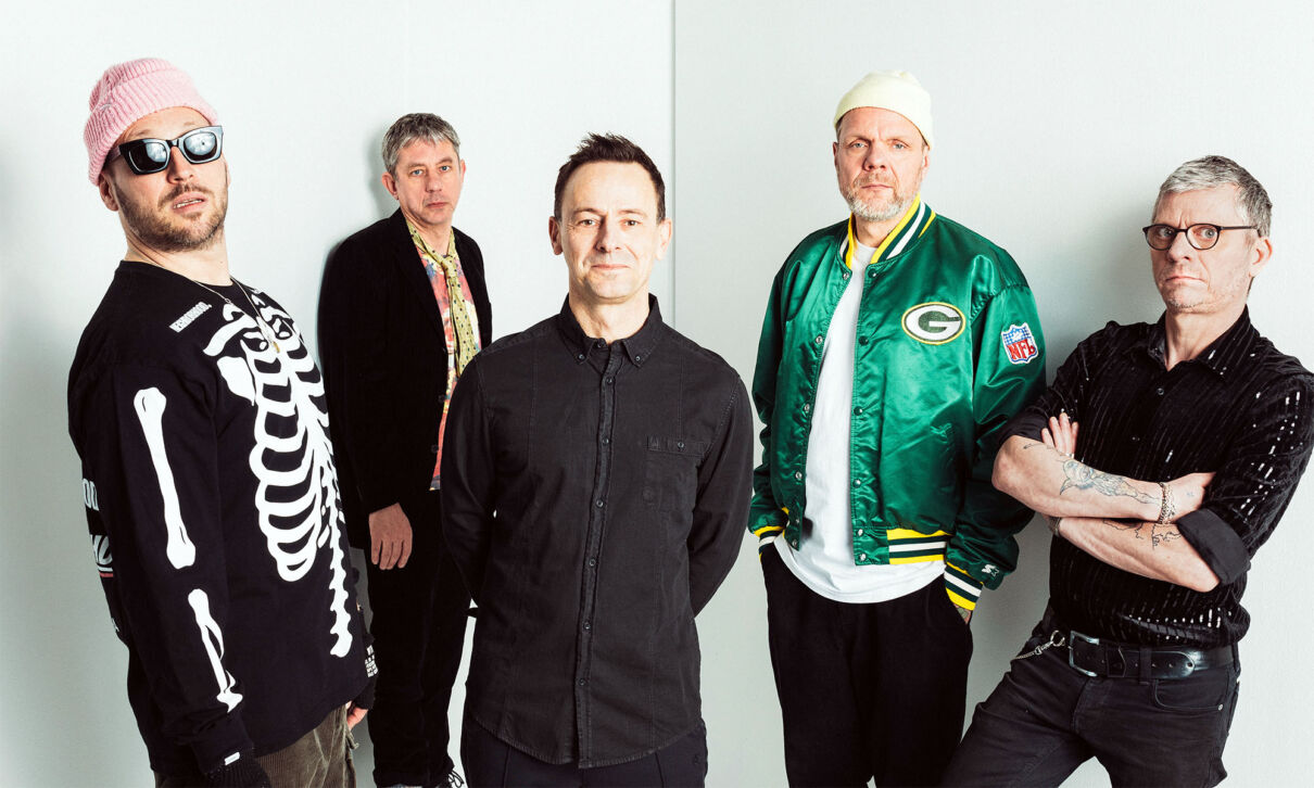 Die fünf Musiker der deutschen Band Beatsteaks stehen vor einer weißen Wand