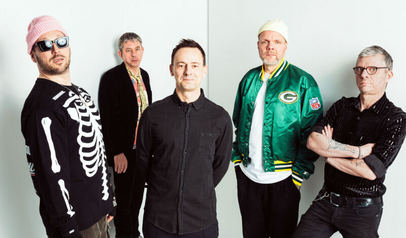 Die fünf Musiker der deutschen Band Beatsteaks stehen vor einer weißen Wand