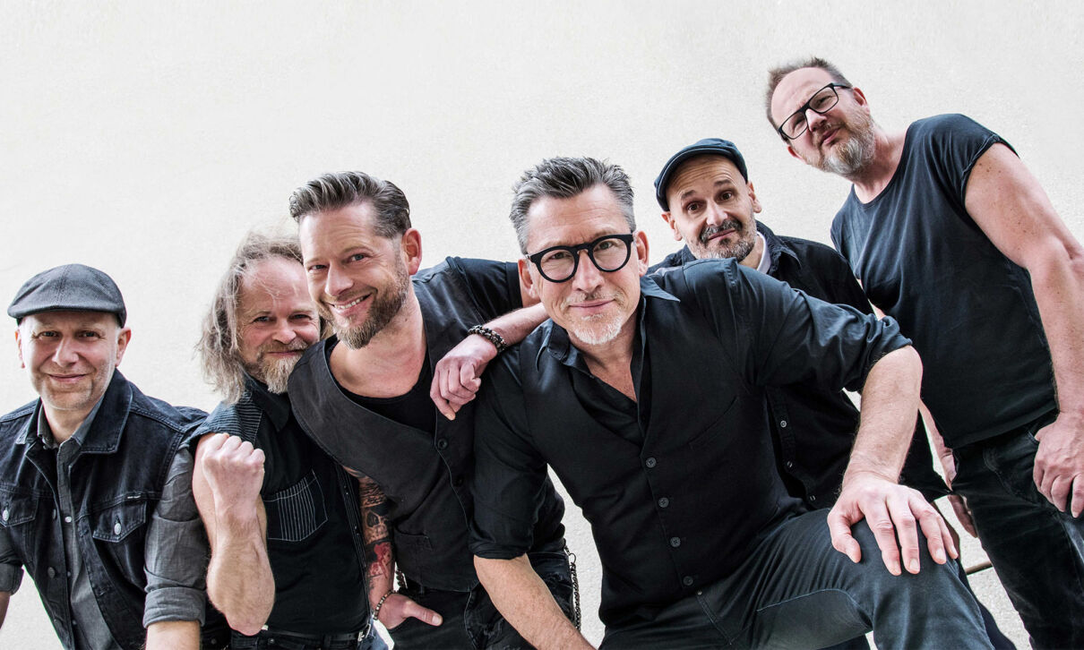 Die Musiker der deutschen Folk-Punk-Band Fiddler's Green.