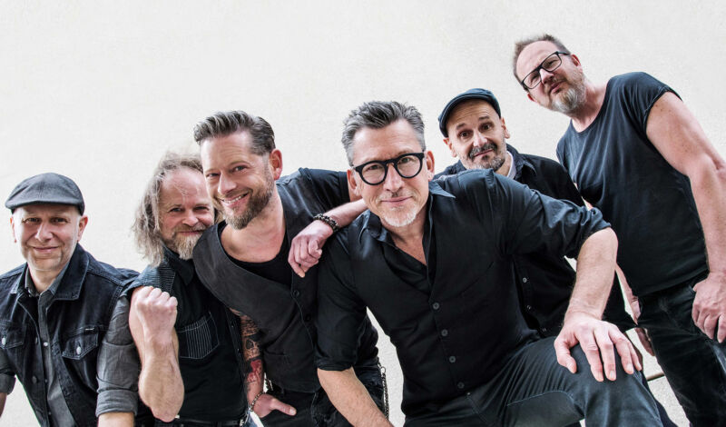 Die Musiker der deutschen Folk-Punk-Band Fiddler's Green.