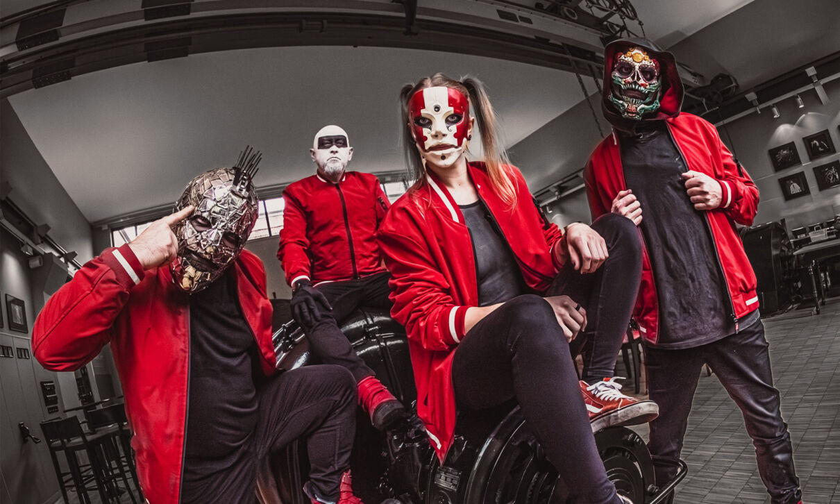 Die Mitglieder der Deutschrockband Hämatöm gekleidet in den Farben Schwarz und Rot