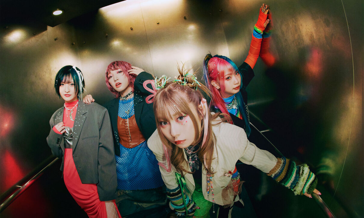 Die vier Musikerinnen der japanischen Metalcoreband Hanabie in einem Aufzug.