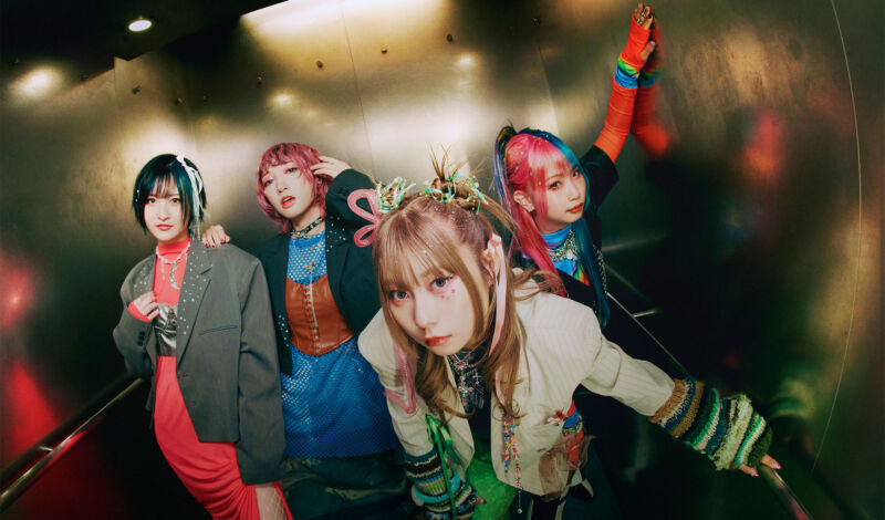 Die vier Musikerinnen der japanischen Metalcoreband Hanabie in einem Aufzug.