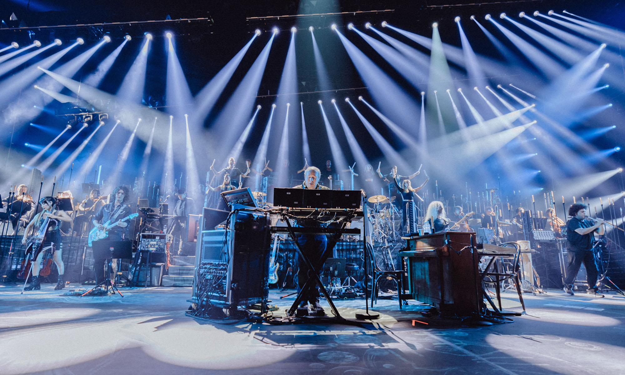 Komponist und Musiker Hans Zimmer im Scheinwerferlicht bei einem Auftritt auf der Bühne