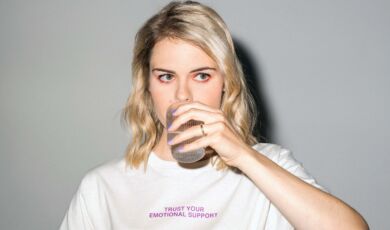 Die Comedienne Hazel Brugger trinkt ein Getränk aus einem Glas.