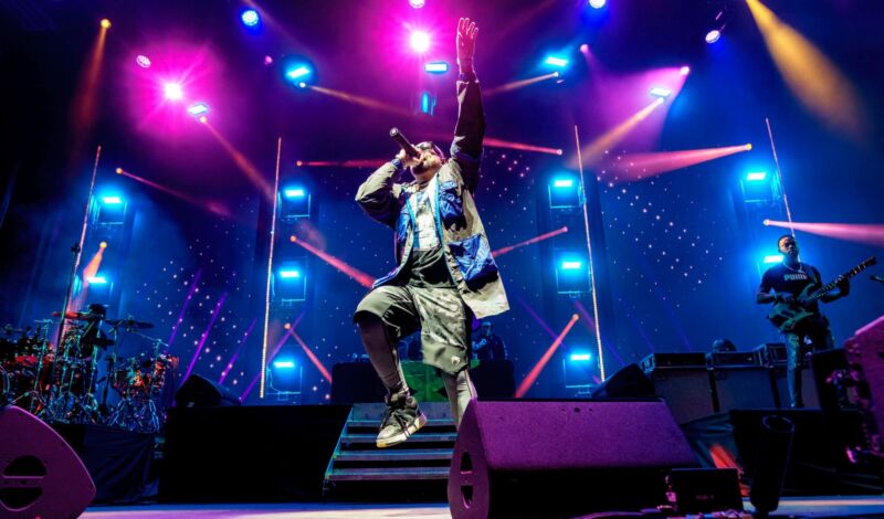 Sänger Sean Paul springt auf der Bühne während eines