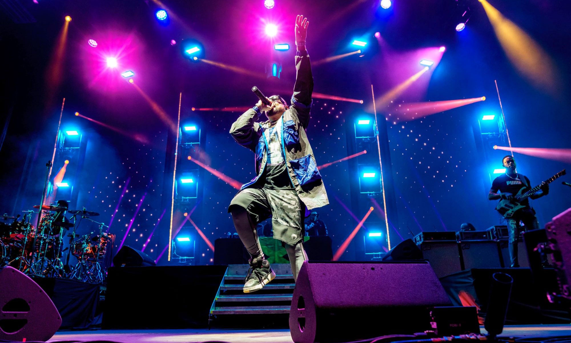Sänger Sean Paul springt auf der Bühne während eines