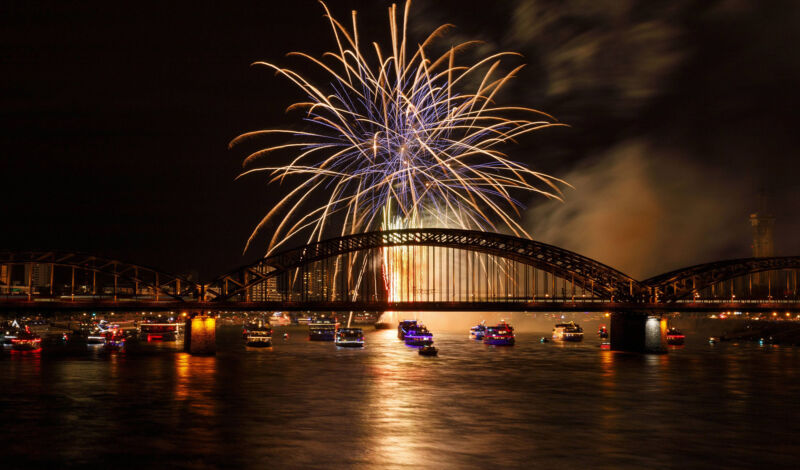 Feuerwerk über der Hohenzollernbrücke in Köln bei den Kölner Lichtern.