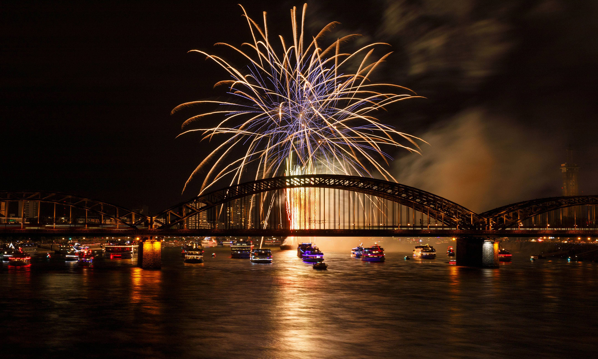 Feuerwerk über der Hohenzollernbrücke in Köln bei den Kölner Lichtern.