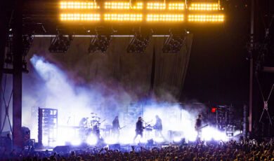 Die Rockband Nine Inch Nails steht inmitten von Kunstnebel auf einer