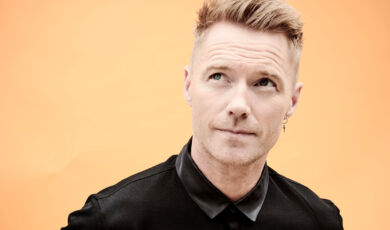 Der Sänger Ronan Keating in Großaufnahme vor einem beigen Hintergrund