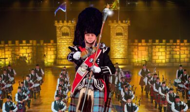 Schottische Musiker im Kilt und mit Dudelsack.