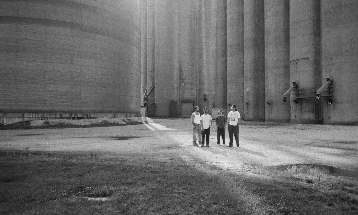 Due US-Band Turnover steht auf einem Areal, das von riesigen Speichern umgeben ist.