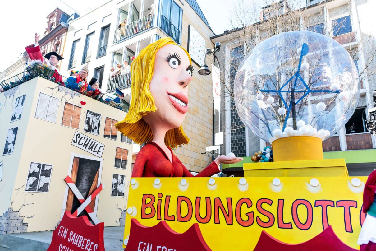 Ein Persiflagewagen beim Kölner Rosenmontagszug