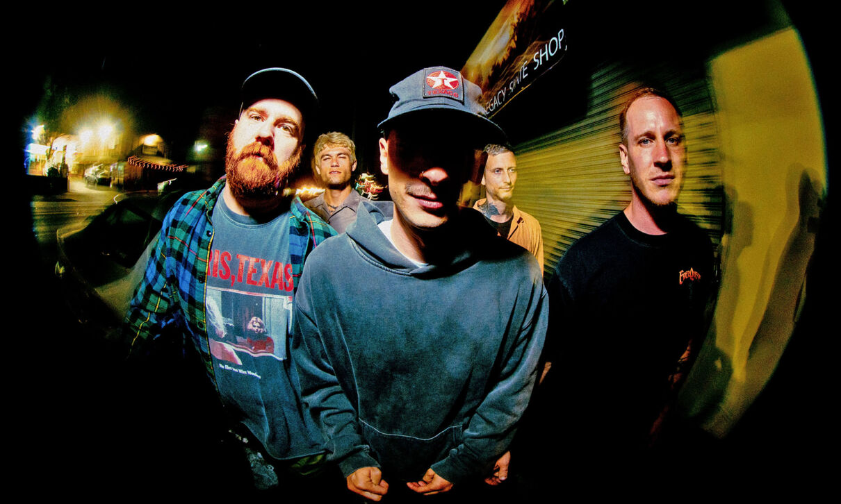 Musiker der US-amerikanischen Alternative-Rock- und Post-Hardcoreband Drug Church bei Nacht