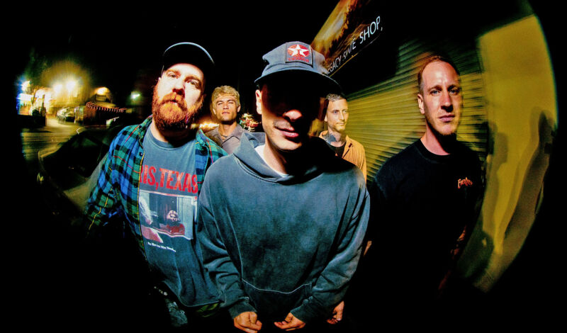 Musiker der US-amerikanischen Alternative-Rock- und Post-Hardcoreband Drug Church bei Nacht