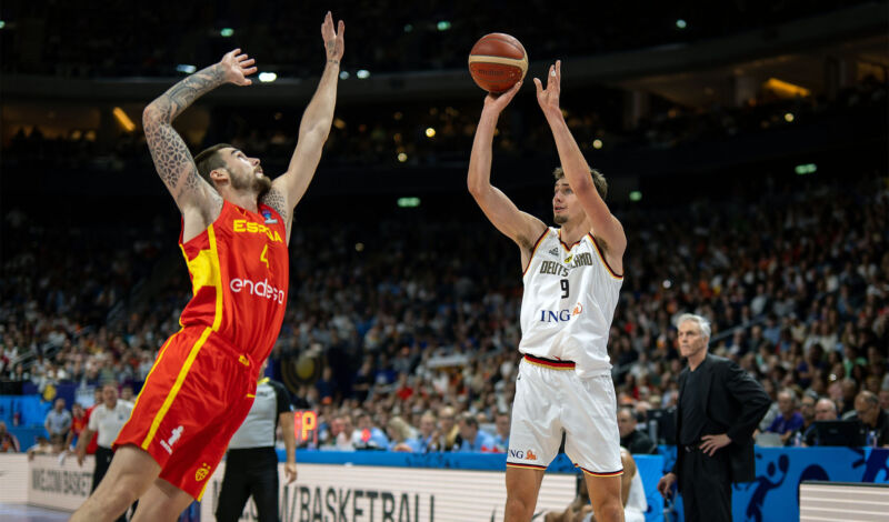 In einem Basketballspiel spielen die Nationalmannschaften Deustchland und Spanien gegeneeinander.