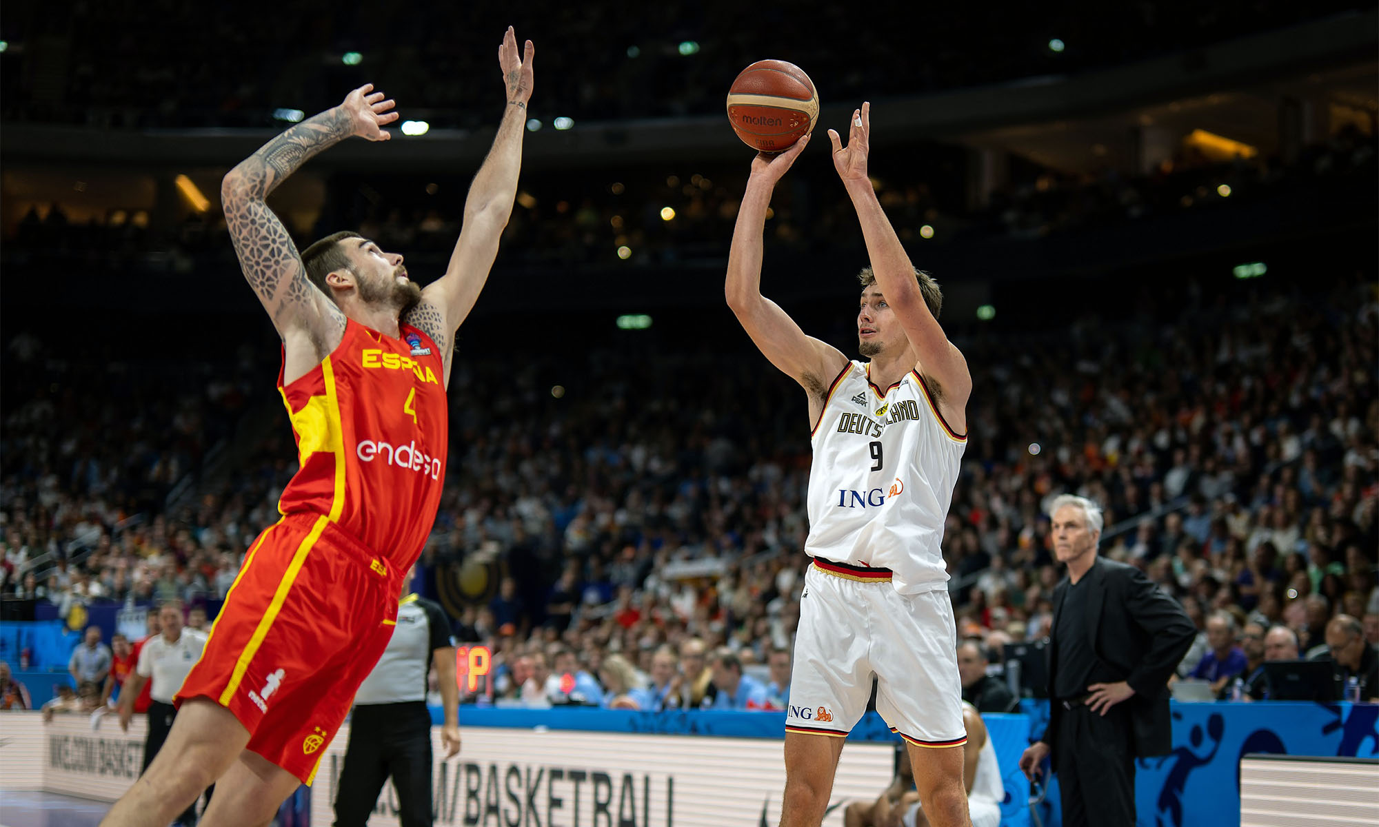 In einem Basketballspiel spielen die Nationalmannschaften Deustchland und Spanien gegeneeinander.