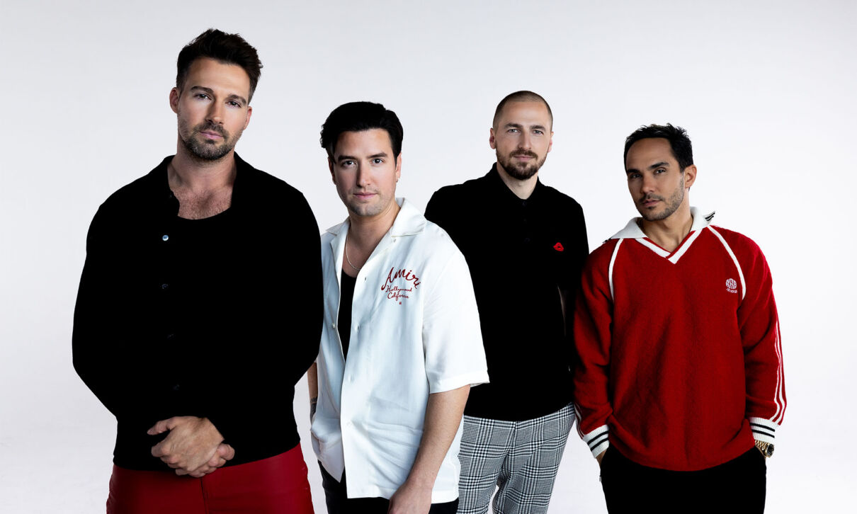 Die Mitglieder der Band Big Time Rush stehen vor einem weißen Hintergrund