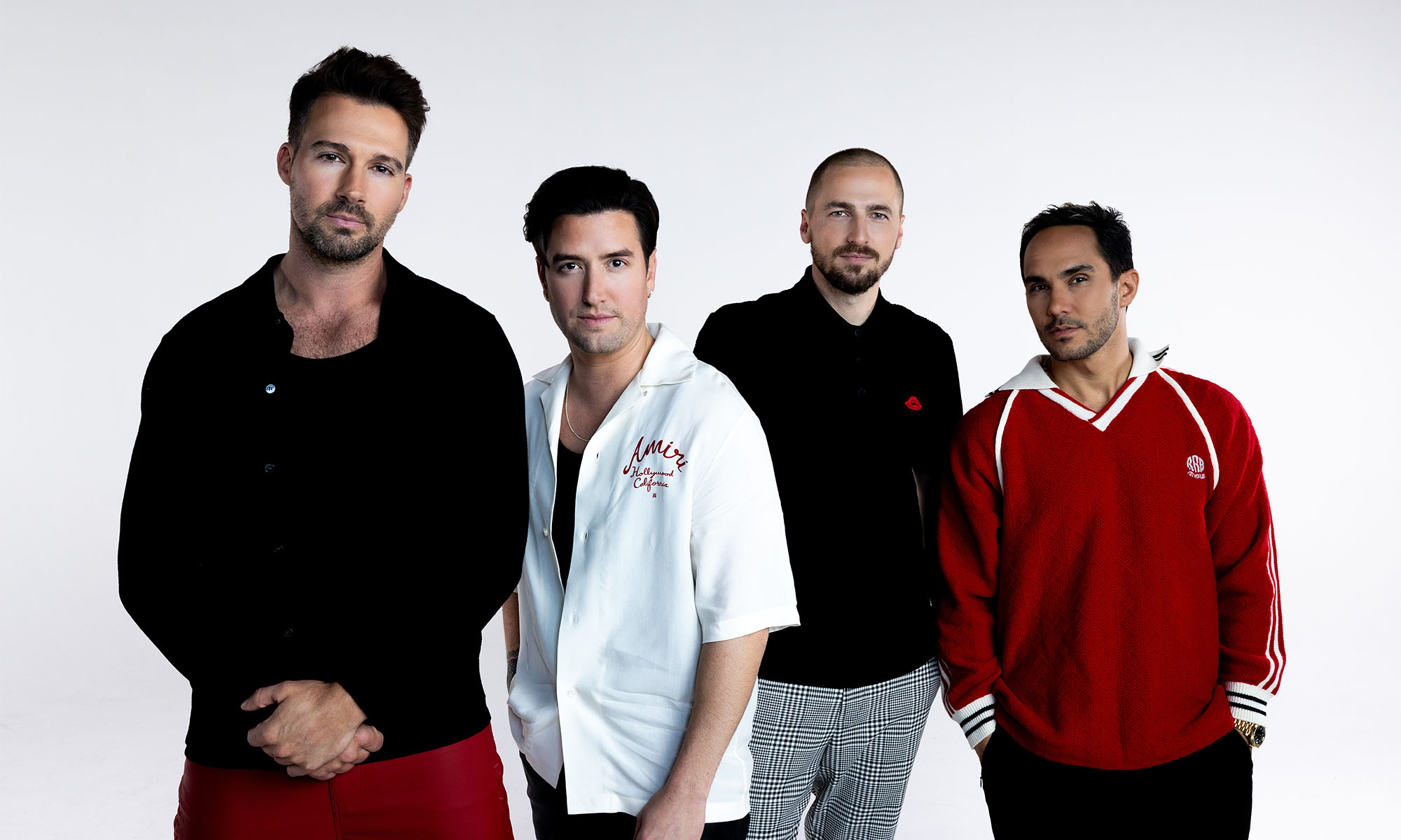 Die Mitglieder der Band Big Time Rush stehen vor einem weißen Hintergrund