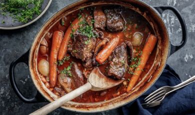 Boeuf Bourguignon mit Möhren in einem gusseisernen Bräter