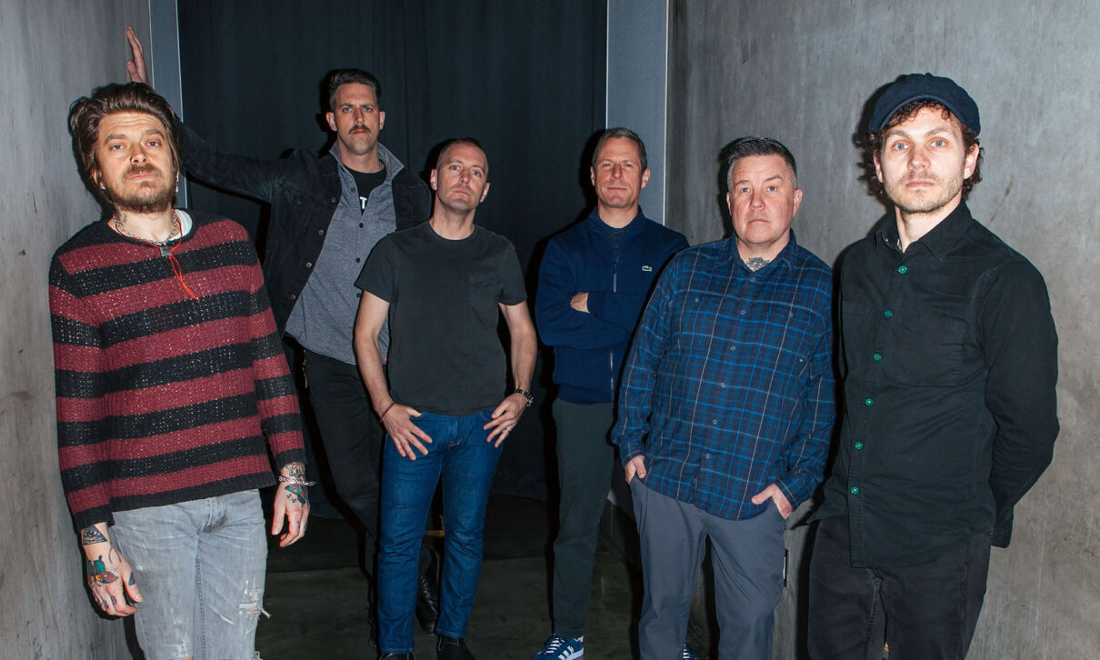 Die Musiker der amerikanischen irish Folkpunk-Band Dropkick Musphys stehen nebeneinander.