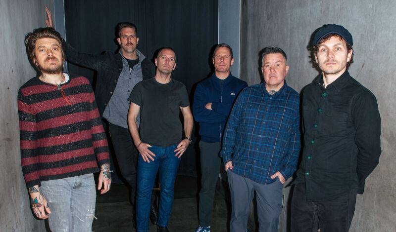 Die Musiker der amerikanischen irish Folkpunk-Band Dropkick Musphys stehen nebeneinander.