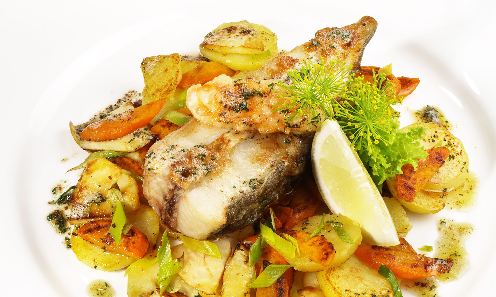 Gebratener Steinbutt mit Bratkartoffeln und Gemüse.
