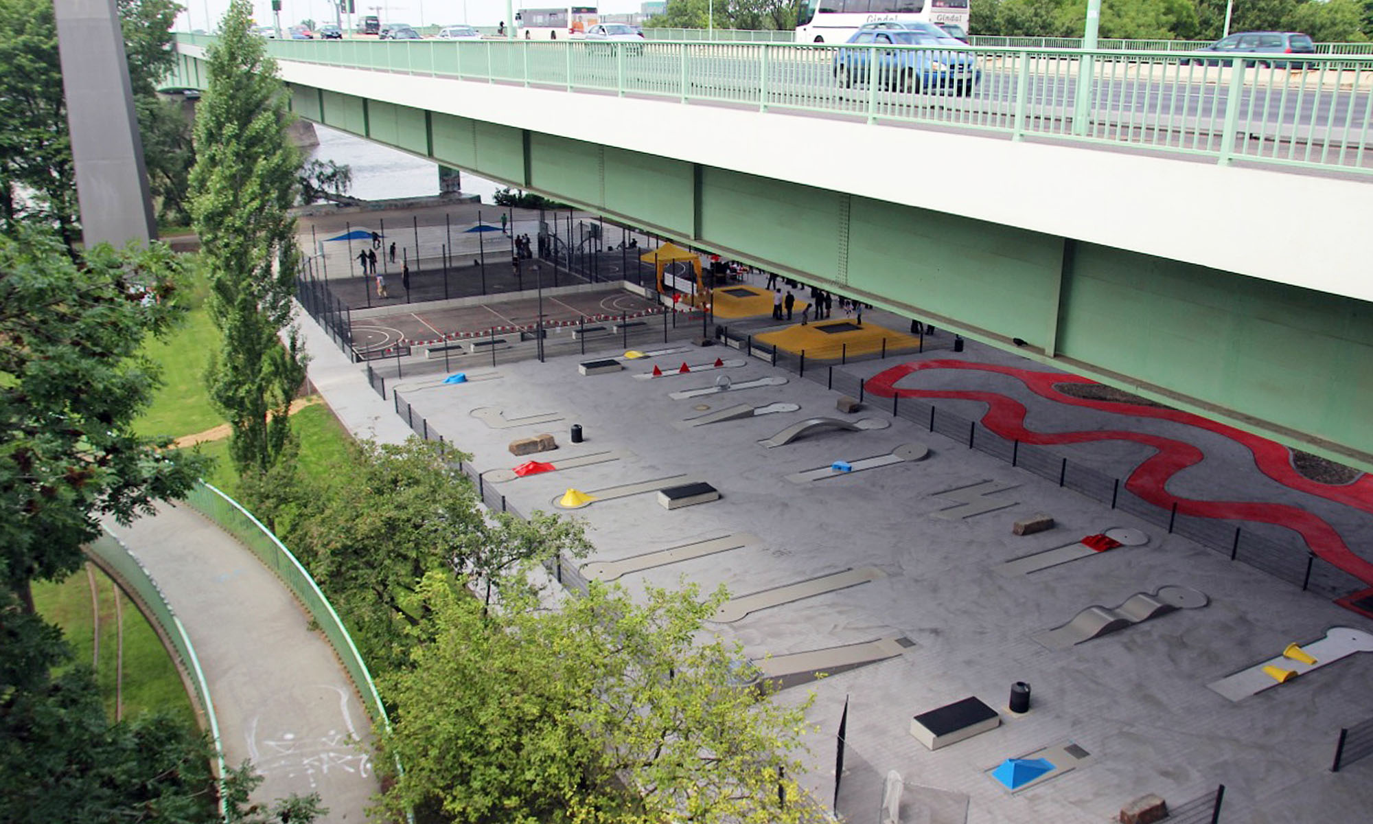 Der Minigolfplatz im Kölner Rheinpark unterhalb der Zoobrücke