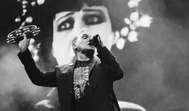 Der britische Sänger Morrissey steht singend auf der Bühne