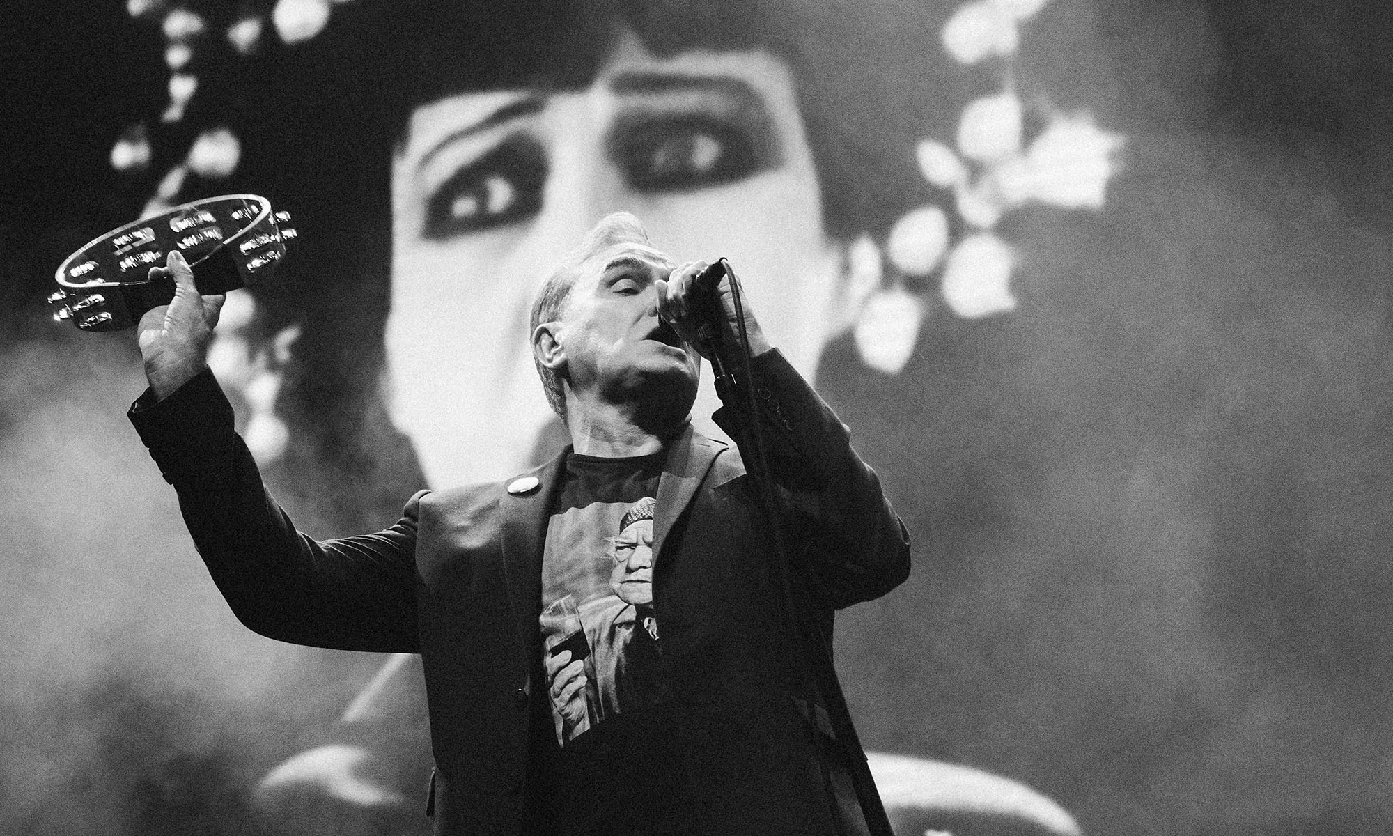 Der britische Sänger Morrissey steht singend auf der Bühne