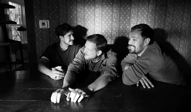 Die drei Musiker der britischen Folk-Rock-Band Mumford & Sons