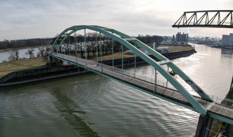 Das Foto zeigt eine Luftaufnahme von der Brücke am Niehler Hafen