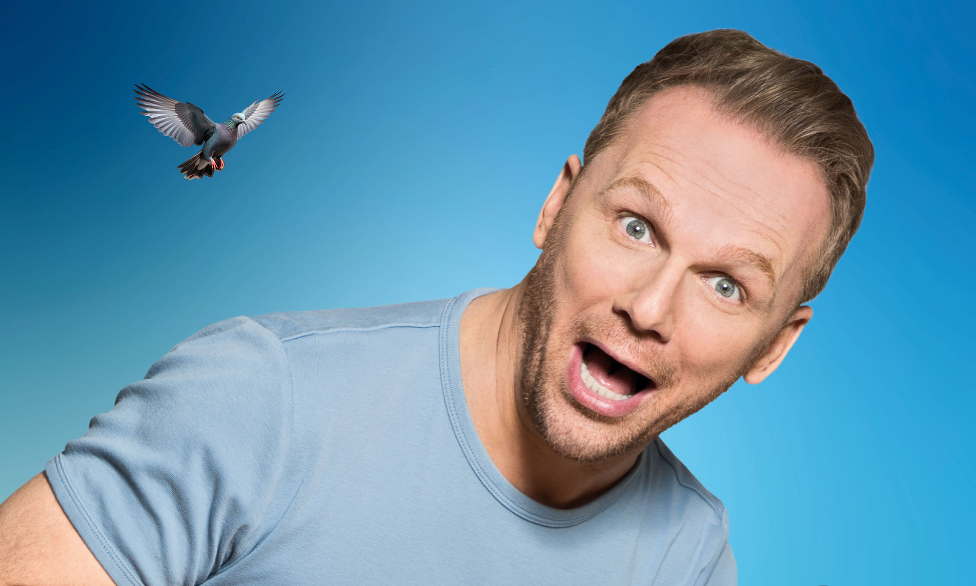 Der Komödiant Ralf Schmitz vor blauem Hintergrund