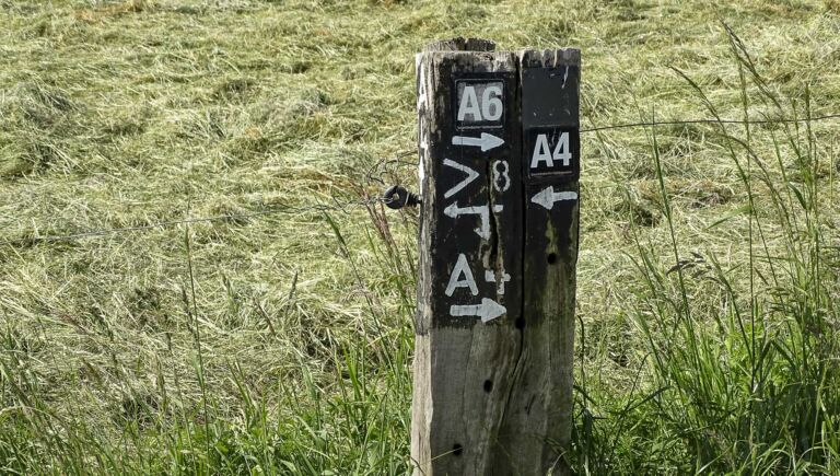 Wegzeichen an einem Wanderweg im Bergisches Land