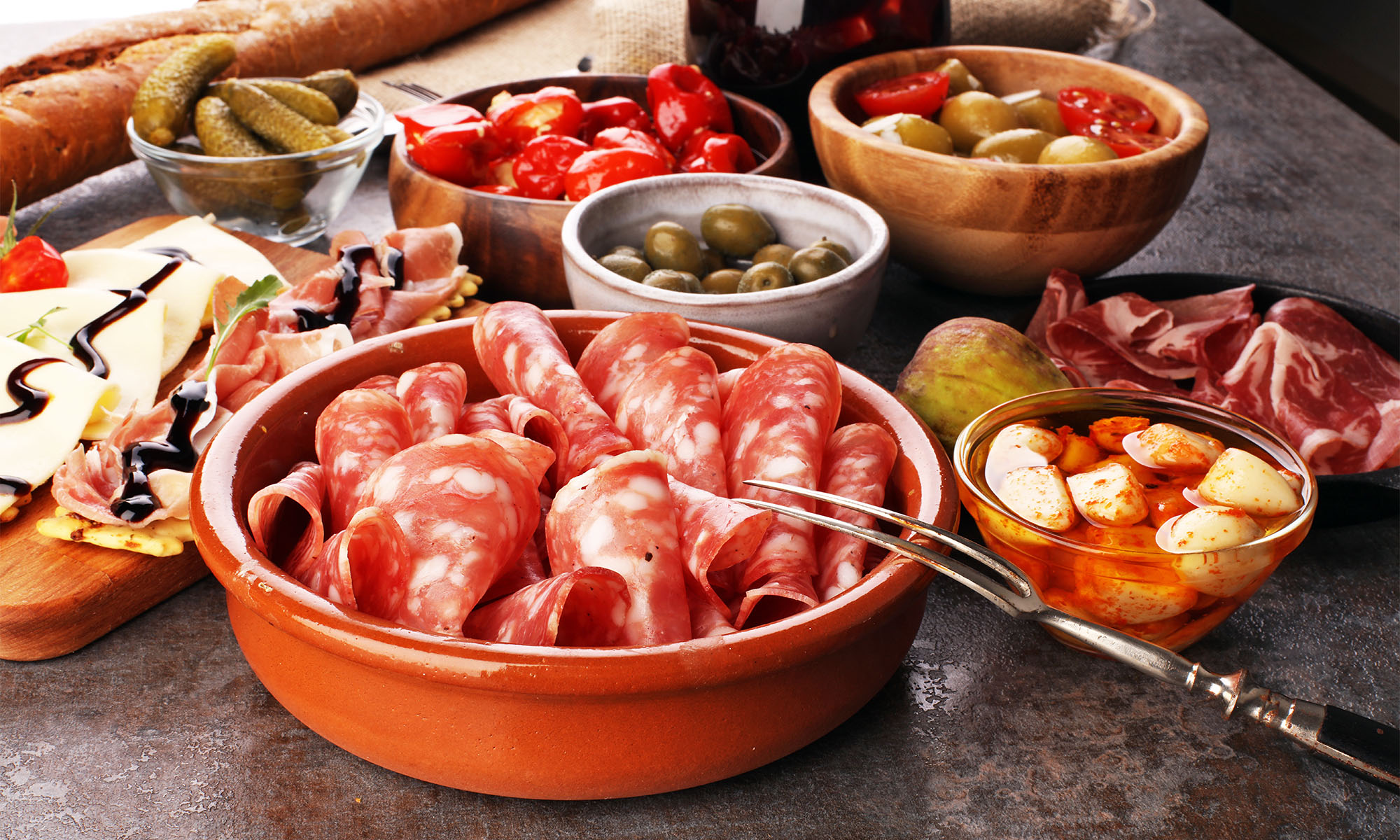 Verschiedene Tapas sind in kleinen Schälchen angerichtet.