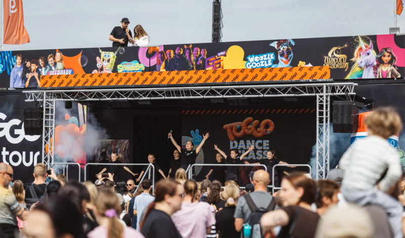 Viele Menschen stehen vor der Bühne der Toggo-Tour
