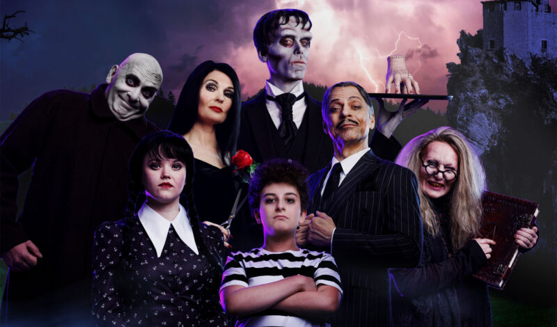 Die Darsteller des Musical "The Addams Family" in Kostümen.