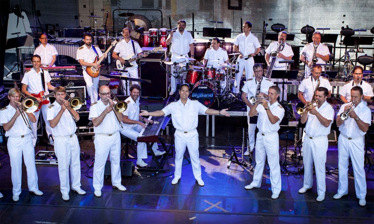Viele Musiker der Big Band der Bundeswehr in weißer Kleidung