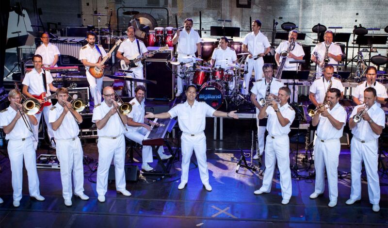 Viele Musiker der Big Band der Bundeswehr in weißer Kleidung