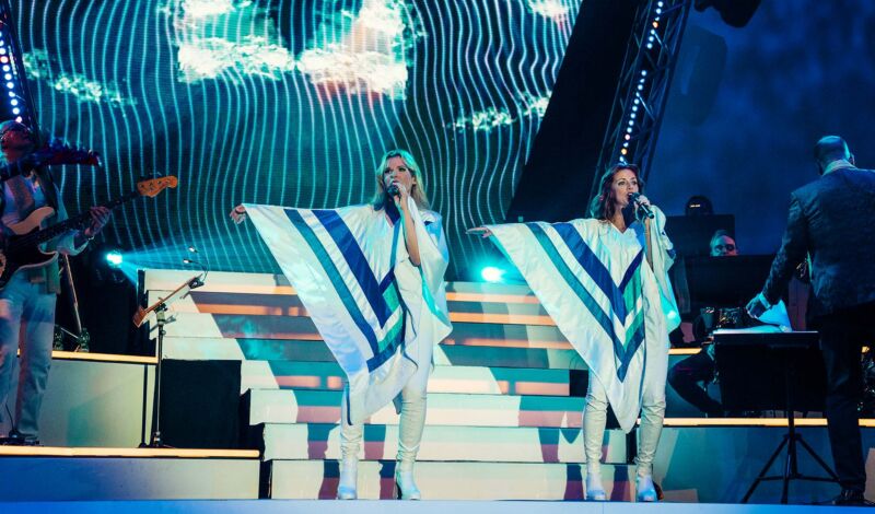 Die Sängerinnen von Abbamania - The Show stehen auf der Bühne