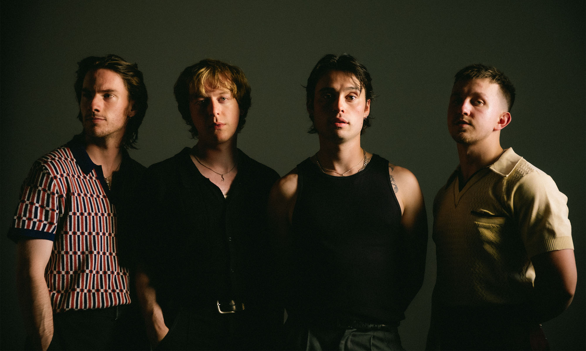 Die Musiker der britischen Band Balancing Act vor einem dunklen Hintergrund