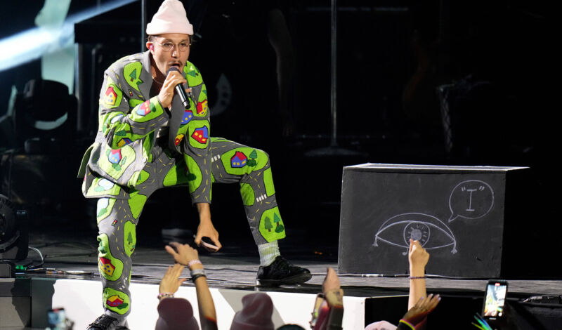 Rapper bbno$ abei einem Auftritt auf der Bühne
