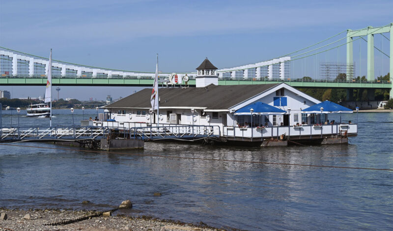 Das Bootshaus Albatros liegt am Rodenkirchener Rheinufer, im Hintergrund ist die Rodenkirchenenr Brücke Erkennbar
