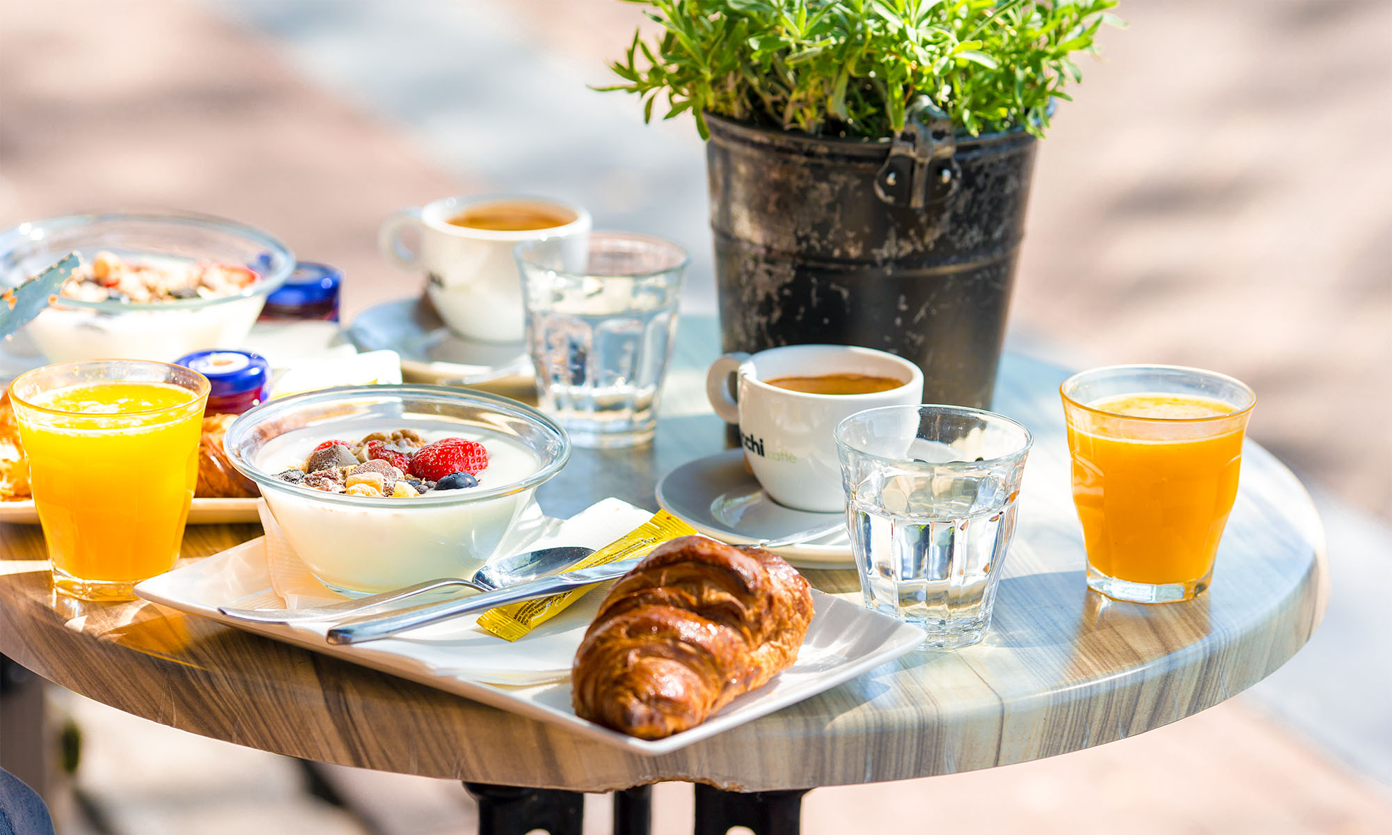 Ein gedeckter Frühstückstisch in einem Straßencafe an einem Sommertag