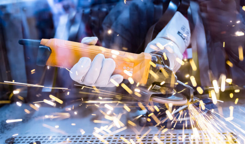 Eine Schleifhexe im Einsatz lässt Funken sprühen.