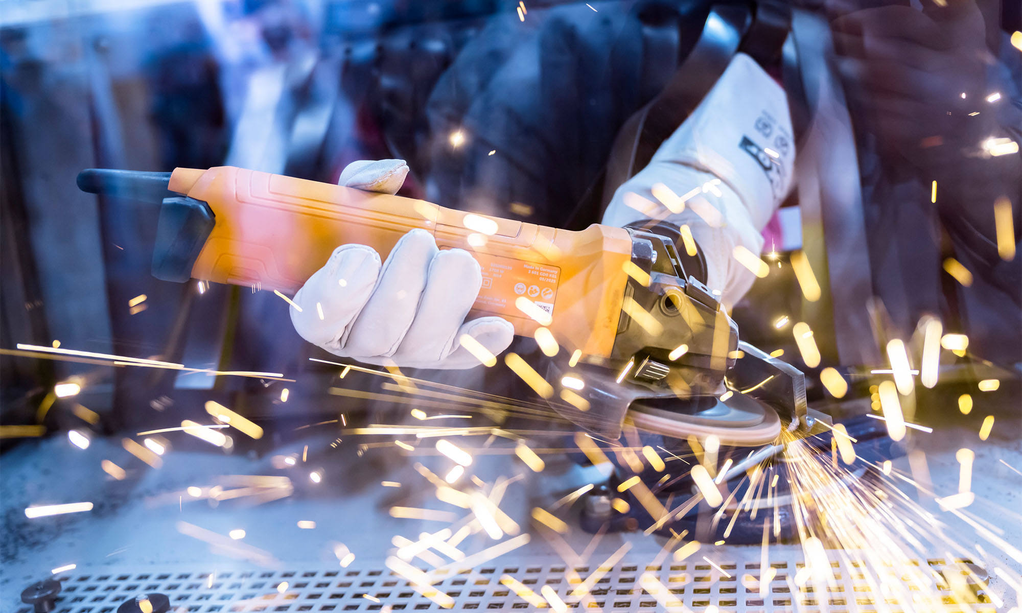 Eine Schleifhexe im Einsatz lässt Funken sprühen.