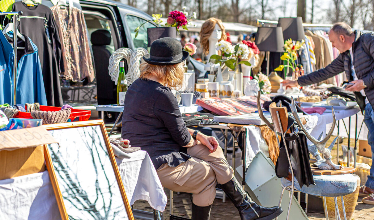 Allerlei Trödel auf einem Flohmarktstand in Köln.
