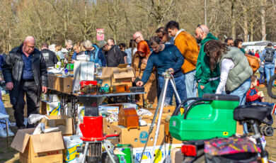 Menschen stöbern auf einem Flohmarkt in Köln.